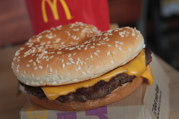 Un hamburger Quarter Pounder est servi dans un restaurant McDonald's. (Illustration Scott Olson/Getty Images)