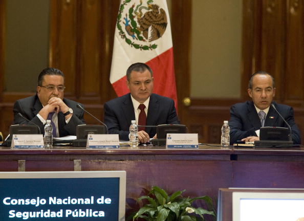 (De gauche à droite) : Le ministre mexicain de l'Intérieur Fernando Gomez Mont, le secrétaire à la Sécurité publique Genaro Garcia Luna et le président Felipe Calderon participent à la session sur la sécurité publique nationale au Palais national de Mexico, le 28 novembre 2008. (PHOTO ALFREDO ESTRELLA/AFP via Getty Images)