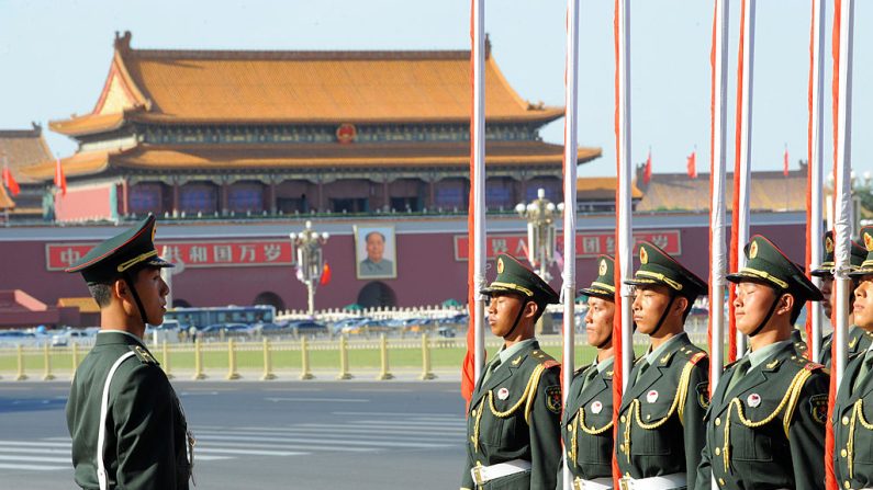 Une unité de police paramilitaire chinoise monte la garde sur la place Tiananmen, devant le Grand Hall du Peuple, à Pékin, le 3 juin 2009. (GOH CHAI HIN/AFP via Getty Images)