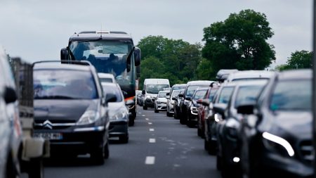 Coincée dans les bouchons sur l’A13, une femme accouche sur la bande d’arrêt d’urgence