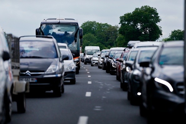 Coincée dans les bouchons sur l'A13, une femme accouche sur la bande d'arrêt d'urgence