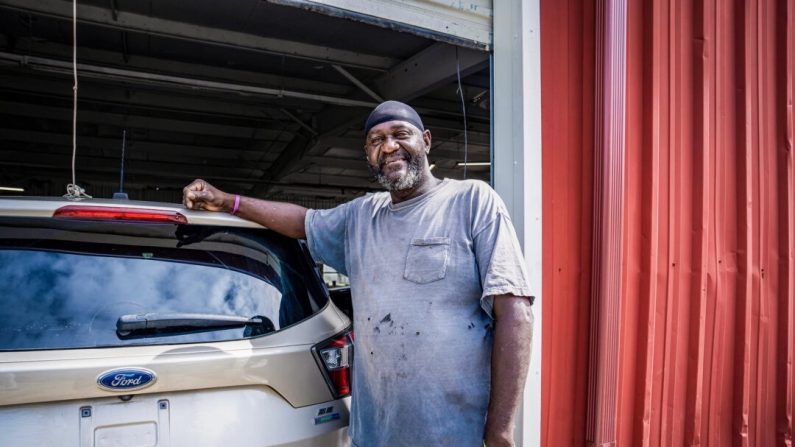 Sherman Younger, un mécanicien automobile de Chatham, en Virginie, se déclare électeur indécis, à Greensboro, en Caroline du Nord, le 19 septembre 2024. (Madalina Vasiliu/Epoch Times)