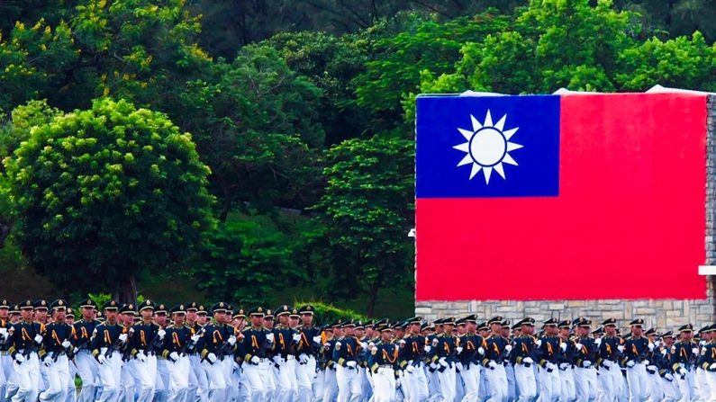 Des étudiants de l'Académie militaire de la République de Chine (ROC) défilent lors de la cérémonie du 100e anniversaire de l'académie à Kaohsiung, Taïwan, le 16 juin 2024. (Sam Yeh/AFP via Getty Images)