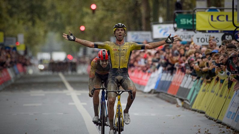 Vainqueur dimanche d'un Paris-Tours humide et boueux, Christophe Laporte a attendu sa dernière course de l'année pour enfin ouvrir son compteur de victoire en 2024 et terminer en beauté une saison emplie de doutes. (Photo : GUILLAUME SOUVANT/AFP via Getty Images)