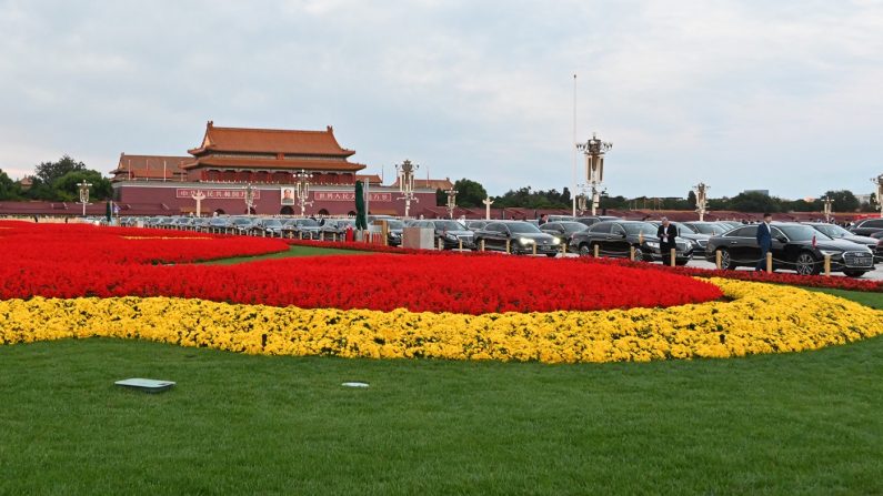 La porte de Tiananmen apparaît à l'arrière-plan devant des voitures de dignitaires participant à une réception pour la fête nationale à la veille du 75e anniversaire de la République populaire de Chine, à Pékin, le 30 septembre 2024. (ADEK BERRY/AFP via Getty Images)