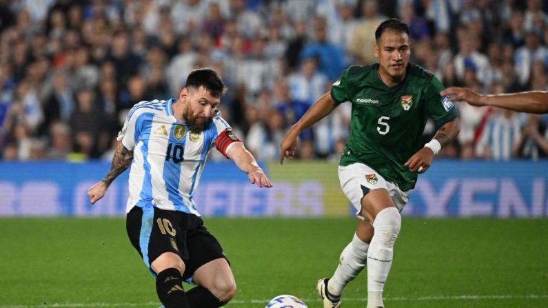 Un Lionel Messi en forme étincelante a signé un triplé et deux passes décisives mardi à Buenos Aires pour s'imposer comme le principal artisan de la victoire de l'Argentine contre la Bolivie 6-0, en match d'éliminatoires zone Amérique du Sud pour le Mondial-2026. (Photo : LUIS ROBAYO/AFP via Getty Images)