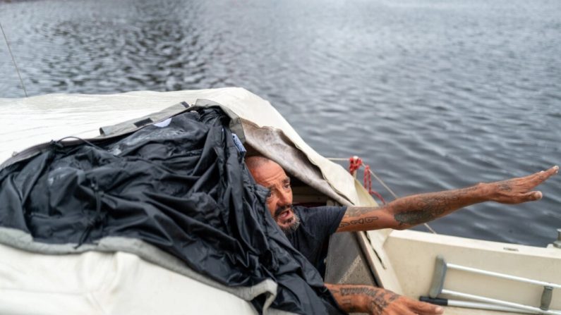 Joseph Malinowski, un homme surnommé « Lieutenant Dan », parle à la police qui tente de le persuader de partir pour sa sécurité alors que les habitants se préparent à l'arrivée de l'ouragan Milton, à Tampa, le 9 octobre 2024. (Spencer Platt/Getty Images)