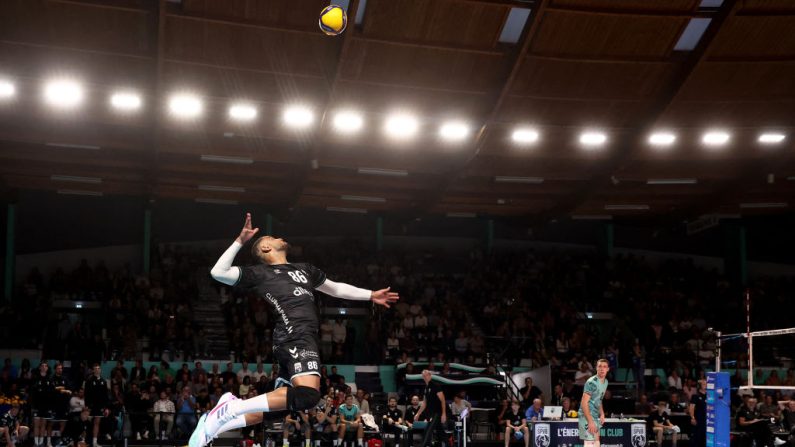 Poitiers et sa vedette Earvin Ngapeth se sont offert une belle victoire vendredi du côté de Chaumont (3-0) pour la deuxième journée de Ligue A de volley. (Photo : ROMAIN PERROCHEAU/AFP via Getty Images)