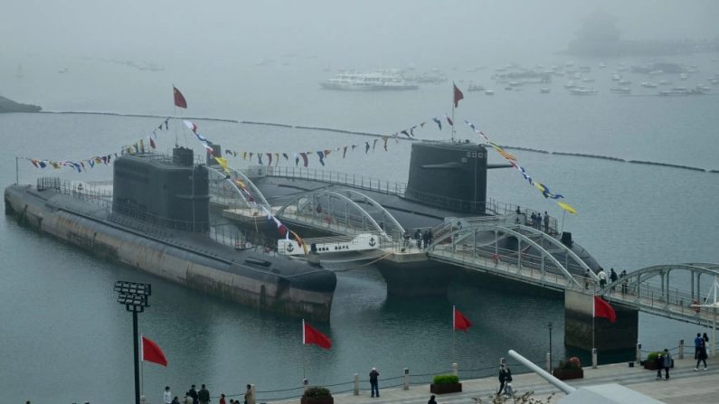 Deux sous-marins exposés au musée naval de l'Armée populaire de libération (APL) à Qingdao, dans la province chinoise de Shandong, le 23 avril 2024, lors d'une visite de presse organisée par la marine de l'Armée populaire de libération chinoise (PLAN). (Wang Zhao/AFP via Getty Images)