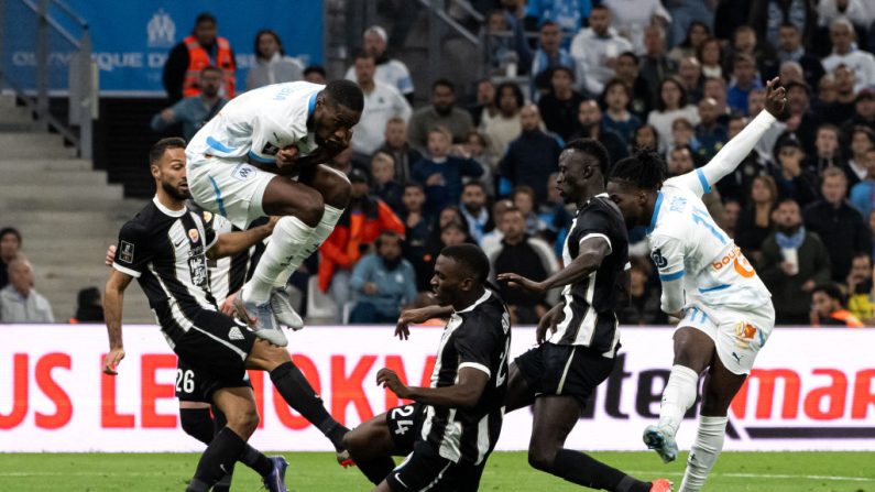 L'OM déjà battus dimanche à Strasbourg, a été tenu en échec vendredi à domicile par Angers (1-1), lanterne rouge du championnat. (Photo : MIGUEL MEDINA/AFP via Getty Images)