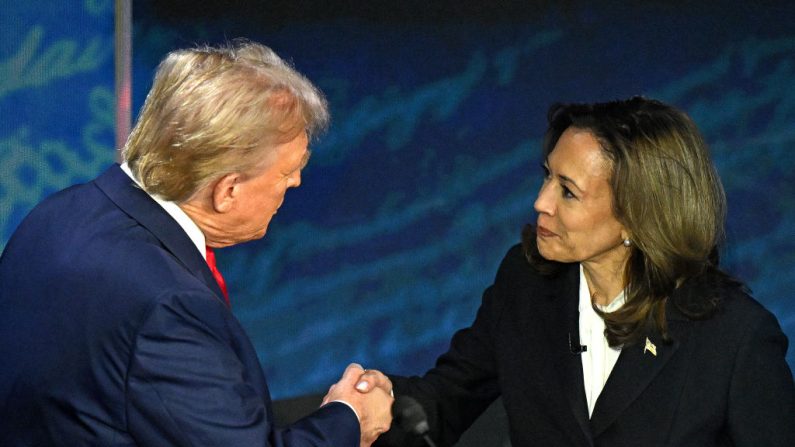 La vice-présidente des États-Unis et candidate démocrate à la présidence Kamala Harris (à dr.) serre la main de l'ancien président des États-Unis et candidat républicain à la présidence Donald Trump lors d'un débat présidentiel au National Constitution Center à Philadelphie, Pennsylvanie, le 10 septembre 2024. (SAUL LOEB/AFP via Getty Images)