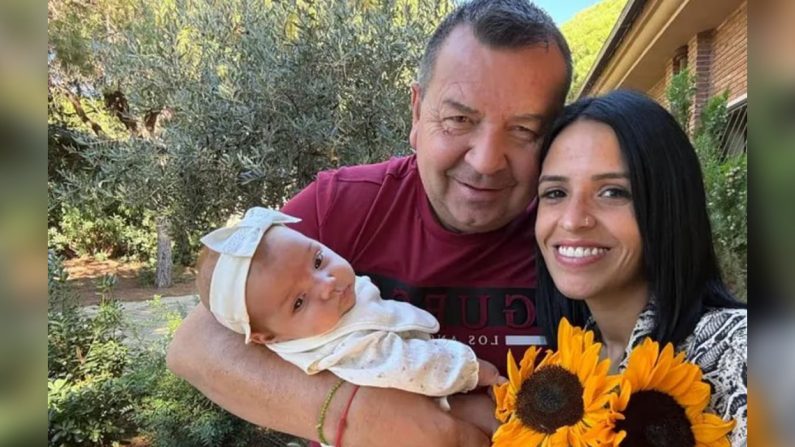 Toni Tarazona, son épouse Lourdes María García et leur bébé de trois mois sur une photo partagée sur les réseaux sociaux. (capture d'écran X)