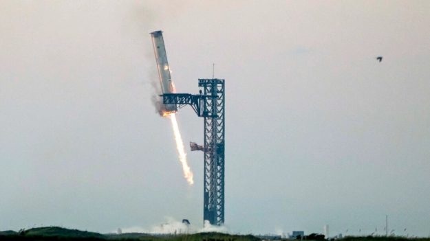 SpaceX attrape un propulseur géant avec des bras mécaniques