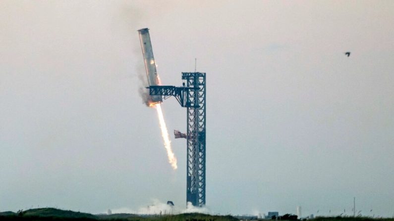 Le propulseur super lourd de Starship est saisi sur la rampe de lancement de la base spatiale près de Boca Chica, au Texas, le 13 octobre 2024, lors de l'essai du vol 5 de Starship. (Seigio Flores/AFP via Getty Images)