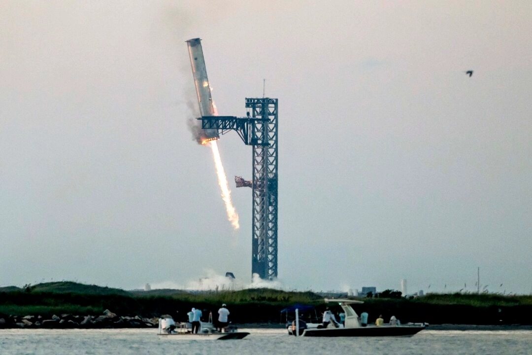 SpaceX attrape un propulseur géant avec des bras mécaniques