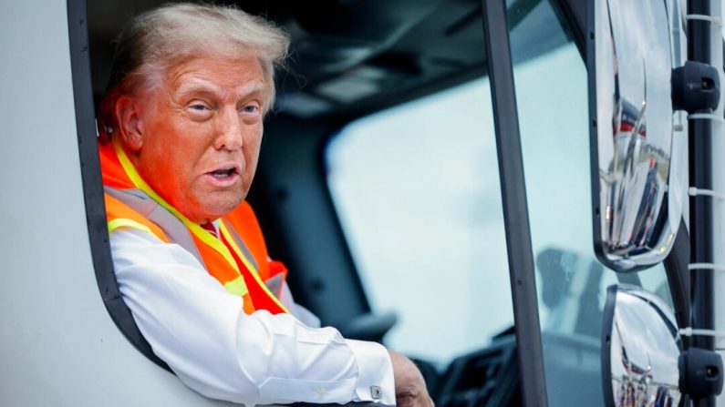 Le candidat républicain à la présidence, l'ancien président Donald Trump, tient une conférence de presse depuis l'intérieur d'un camion poubelle à l'aéroport international Austin Straubel de Green Bay, dans le Wisconsin, le 30 octobre 2024. (Chip Somodevilla/Getty Images)