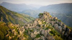 Les ruines d’un ancien village datant de plusieurs milliers d’années se dressent sur un pic montagneux escarpé – voici qui a construit ce village