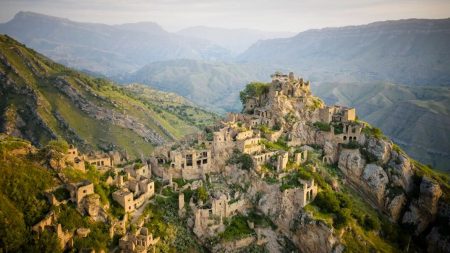 Les ruines d’un ancien village datant de plusieurs milliers d’années se dressent sur un pic montagneux escarpé – voici qui a construit ce village