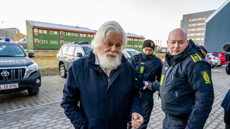 Paul Watson, militant contre la chasse à la baleine, arrive à une audience au tribunal de Nuuk, au Groenland, le 2 octobre 2024. (Leiff Josefsen/AFP via Getty Images)