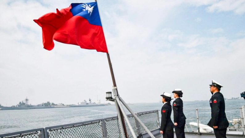 Des marins taïwanais saluent le drapeau de l'île sur le pont du navire de ravitaillement Panshih après avoir participé à des exercices annuels à la base navale de Tsoying à Kaohsiung, à Taïwan, le 31 janvier 2018. (Mandy Cheng/AFP via Getty Images)