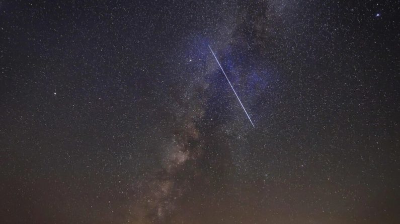 La Voie lactée est représentée sous la forme d'une météore traversant le ciel au-dessus du désert du Néguev, près de la ville israélienne de Mitzpe Ramon. (MENAHEM KAHANA/AFP via Getty Images) (YASSER AL-ZAYYAT / AFP)