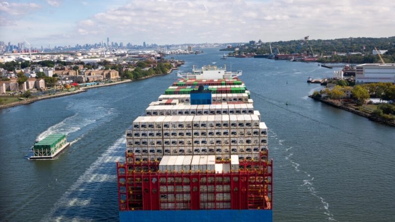 Un porte-conteneurs quitte le port de Newark pour l'océan Atlantique le 30 septembre 2024. Le 1er octobre, les membres de l'Association internationale des dockers (International Longshoremen's Association) ont déclenché une grève massive qui a entraîné la fermeture des ports de la côte Est et de la côte du Golfe. (Spencer Platt/Getty Images)