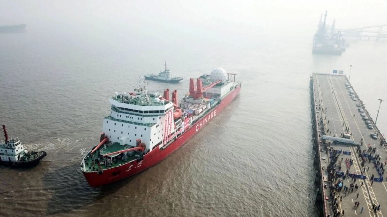 Le brise-glace chinois Xuelong, ou « Dragon des neiges », quitte le port de Shanghai le 8 novembre 2017. (STR/AFP via Getty Images)