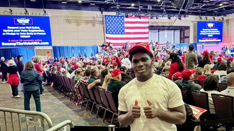 Nazir Mbami, lycéen et votant pour la première fois, assiste à un rassemblement de l'ancien Président Donald Trump à Lancaster, en Pennsylvanie, le 20 octobre 2024. Arjun Singh/Epoch Times