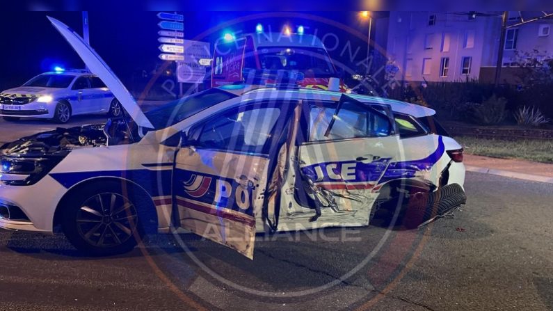 Un véhicule de police a été violemment percuté, dans la nuit du 13 au 14 octobre 2024, dans la métropole de Lyon. (capture écran X/Alliance Police Nationale) 