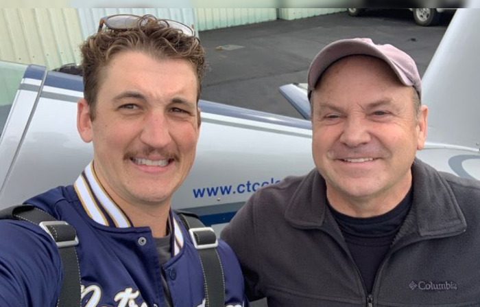 L’acteur américain Miles Teller et le pilote Charles Thomas « Chuck » Coleman sur le tournage de « Top Gun Maverick ». (Capture d'écran X Miles Teller)