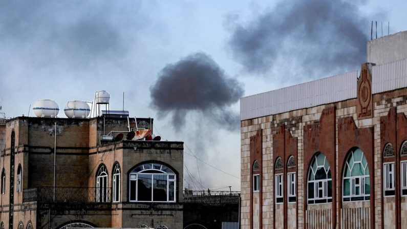 Des explosions ont provoqué des volutes de fumée à Sanaa, au Yémen, le 4 octobre 2024. (Mohammed Huwais/AFP via Getty Images)