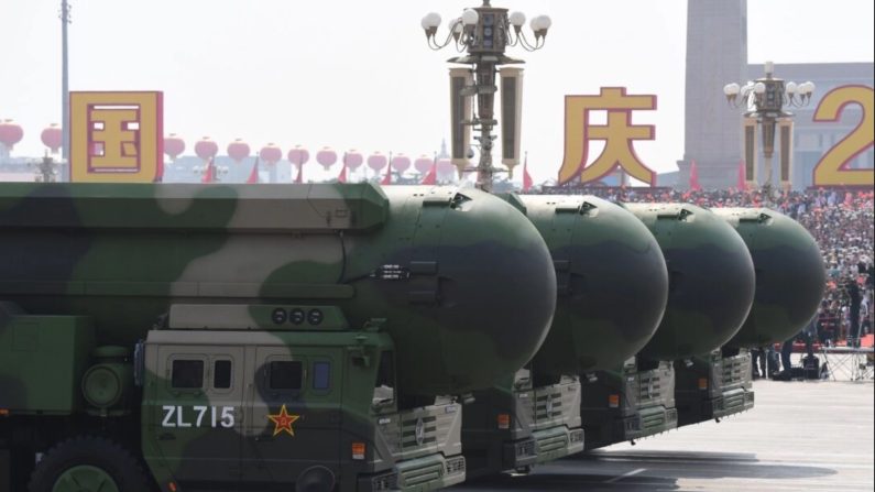 Des missiles balistiques intercontinentaux à capacité nucléaire DF-41 de la Chine lors d'un défilé militaire sur la place Tiananmen, à Pékin, le 1er octobre 2019. Greg Baker/AFP via Getty Images