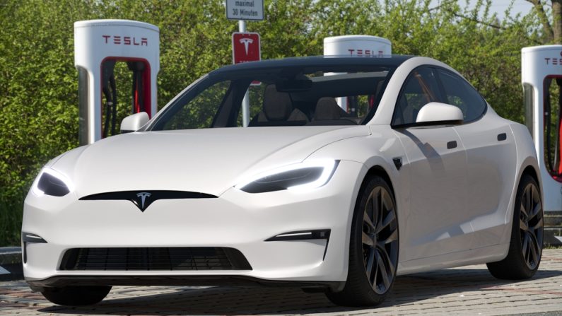 Une Tesla Model S Plaid à la station de charge. (Photo : Mike Mareen/Shutterstock)