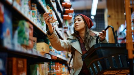 « C’est mon seul moyen de manger » : à Bordeaux, des étudiants patientent des heures pour un repas