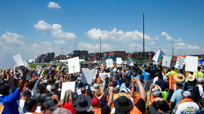 Des dockers se rassemblent au Bayport Container Terminal à Seabrook, au Texas, le 1er octobre 2024. Le 30 septembre, les responsables de 14 ports de la côte Est et du Golfe des États-Unis se sont préparés à la dernière minute à une grève probable qui pourrait peser sur l'économie américaine à la veille de l'élection présidentielle, malgré des pourparlers de dernière minute. (Mark Felix/AFP via Getty Images)