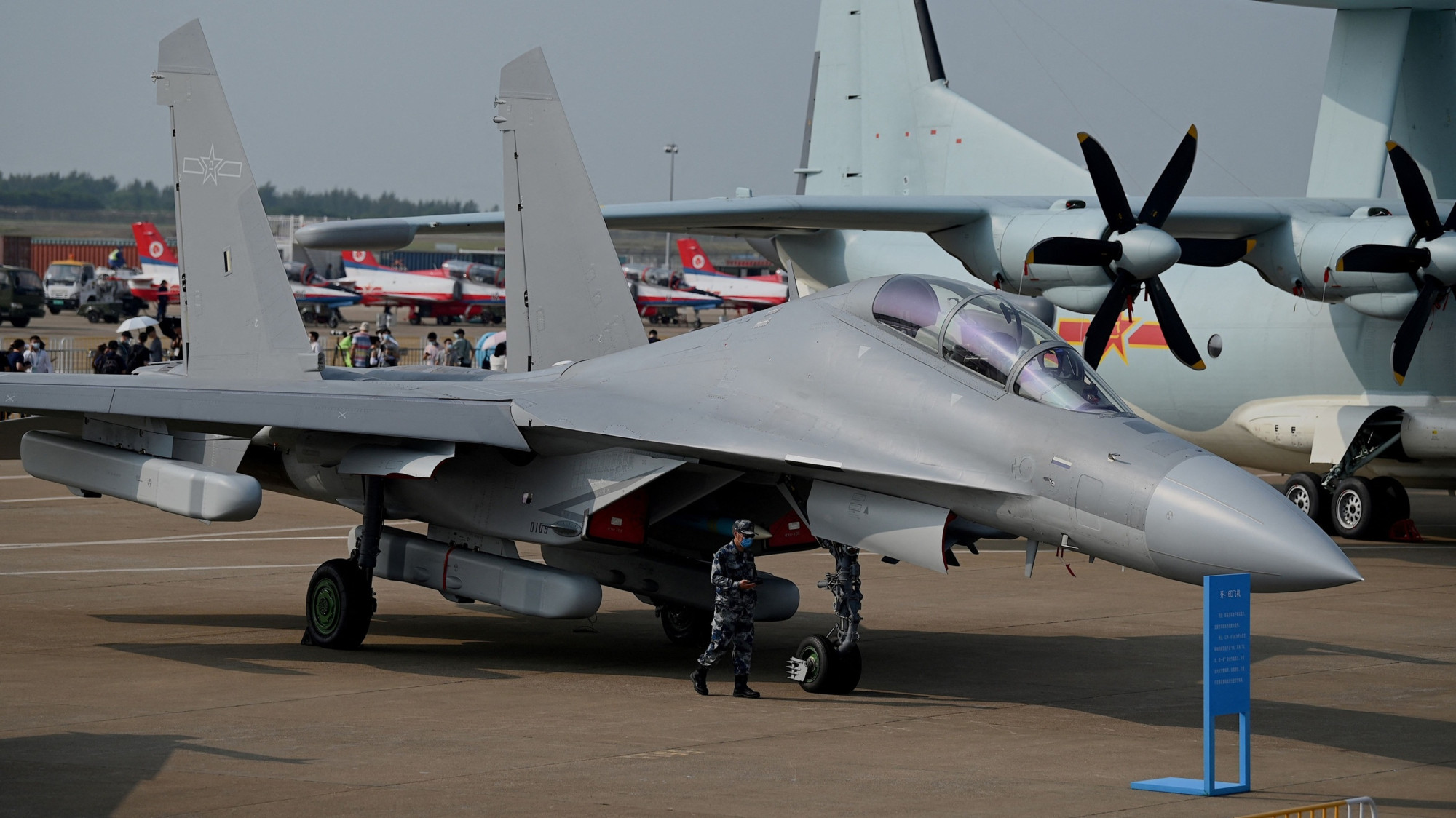 Xi visite les forces aéroportées de l'Armée populaire de libération (APL), alors que des spéculations sur un affaiblissement du pouvoir se multiplient