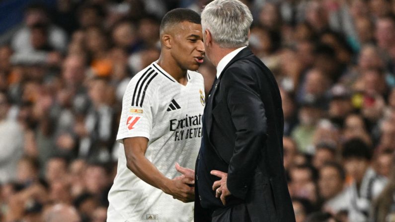 L'entraîneur du Real Madrid Carlo Ancelotti a reconnu que Kylian Mbappé, auteur d'un pénalty raté mercredi contre Liverpool (défaite 2-0), traverse "un moment difficile". (Photo : JAVIER SORIANO/AFP via Getty Images)