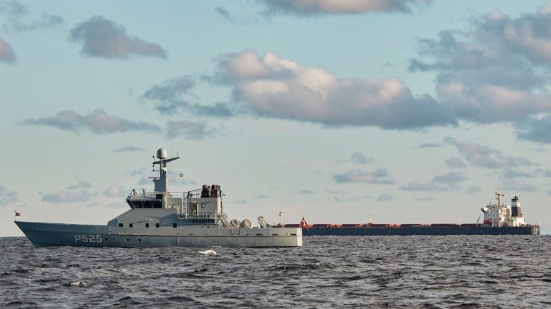 Le navire chinois, le vraquier Yi Peng 3 (à droite), est ancré et surveillé par un navire de patrouille de la marine danoise dans la mer de Kattegat, près de la ville de Granaa dans le Jutland, au Danemark, le 20 novembre 2024. (MIKKEL BERG PEDERSEN/Ritzau Scanpix/AFP via Getty Images)