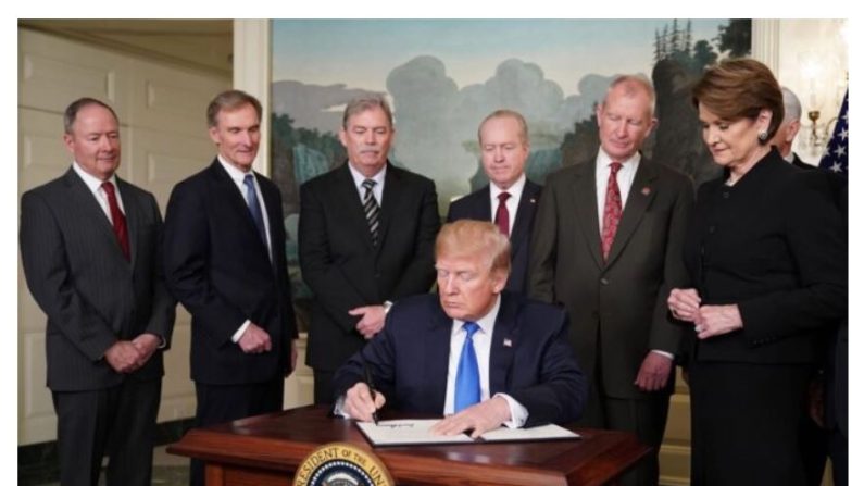 Donald Trump, alors président des États-Unis, signe le document imposant des sanctions commerciales contre la Chine, à la Maison-Blanche à Washington, le 22 mars 2018. (Mandel Ngan/AFP via Getty Images)