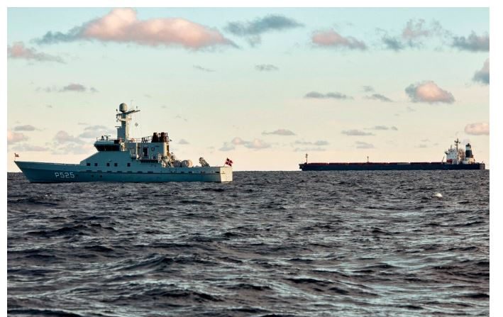 Le cargo chinois Yi Peng 3 (à dr.) est ancré et surveillé par un patrouilleur de la marine danoise dans le passage maritime de Kattegat, au large de la côte danoise, le 20 novembre 2024. (Mikkel Berg Pedersen/Ritzau Scanpix/AFP via Getty Images)