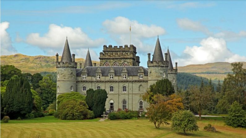 L'extérieur du château d'Inveraray a l'apparence d'un château médiéval, avec des murs extérieurs entourant une cour et un donjon sur un côté. En réalité, les murs entourent une maison entièrement fermée et le "donjon" est une tour construite au sommet de son centre. (Trotalo/Shutterstock)