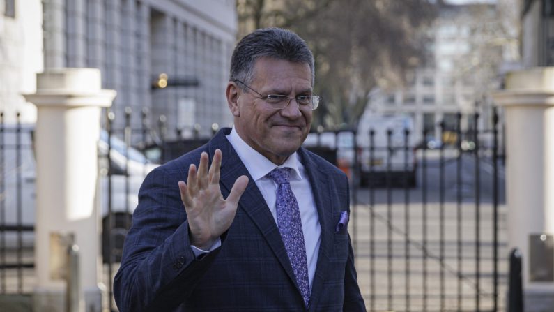 Le vice-président de la Commission européenne chargé des relations interinstitutionnelles et de la prospective, Maros Sefcovic arrive à Carlton Gardens pour s'entretenir avec la ministre britannique des Affaires étrangères, Liz Truss, le 11 février 2022 à Londres, en Angleterre. (Photo par Rob Pinney - WPA Pool/Getty Images)