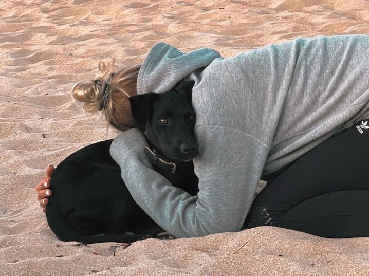 Un moment "magique" : Amalka, la chienne échappée d'un avion à l'aéroport Charles-de-Gaulle, retrouve sa maîtresse après neuf jours de fugue