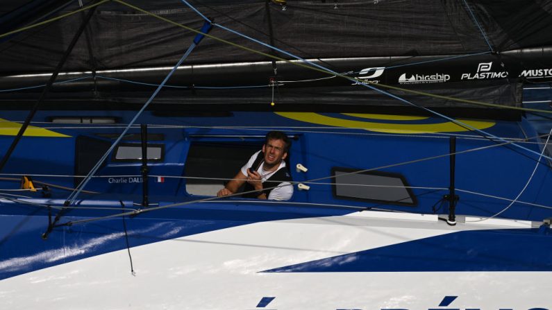 Charlie Dalin (Macif Santé Prévoyance) a maintenu à distance lundi Thomas Ruyant (Vulnerable) et Yoann Richomme (Paprec Arkéa), malgré des nouveaux records de distance parcourue en 24 heures pour les deux marins dans le Vendée Globe. (Photo : CHRISTOPHE ARCHAMBAULT/AFP via Getty Images)