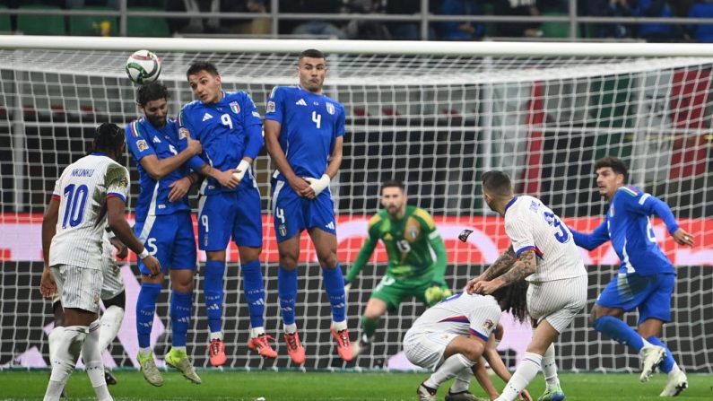 La France a pris sa revanche sur l'Italie (3-1), soigné ses problèmes d'inefficacité avec un doublé d'Adrien Rabiot et même assuré la première place de son groupe en Ligue des nations, dimanche à Milan pour son dernier match de l'année. (Photo : ISABELLA BONOTTO/AFP via Getty Images)