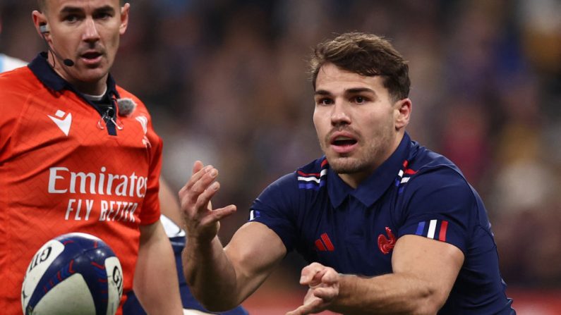 Le demi de mêlée et capitaine des Bleus Antoine Dupont s'est félicité de la "marge de progression" du XV de France, qui a terminé son année par une victoire contre l'Argentine (37-23) vendredi à domicile. (Photo : ANNE-CHRISTINE POUJOULAT/AFP via Getty Images)