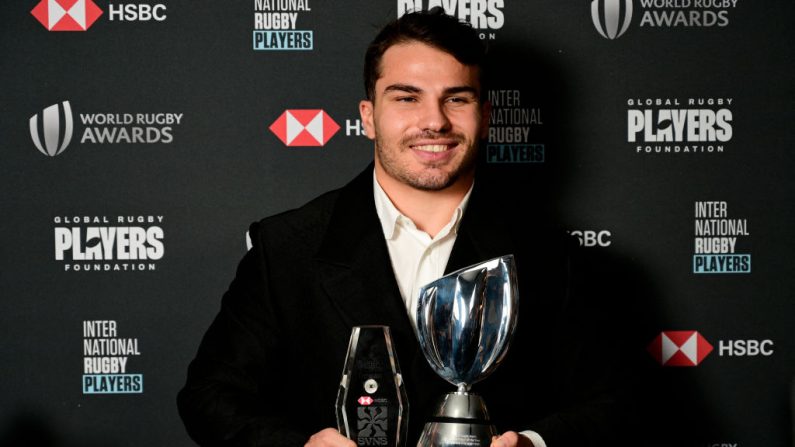 Antoine Dupont a remporté le trophée de meilleur joueur de rugby à VII de l'année lors des World Rugby Awards 2024 dimanche à Monaco. (Photo : FREDERIC DIDES/AFP via Getty Images)