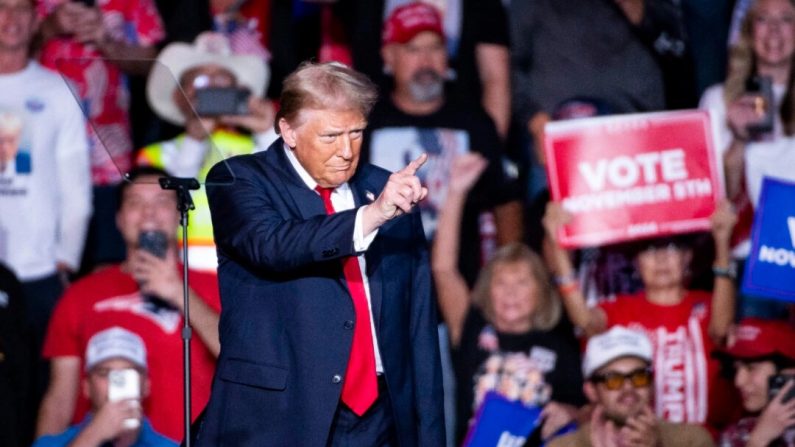 Le candidat républicain à la présidence, l'ancien président Donald Trump, s'exprime lors d'un événement de campagne au Forum familial Lee à Henderson, Nevada, le 31 octobre 2024. (Jacob Kepler pour The Epoch Times)