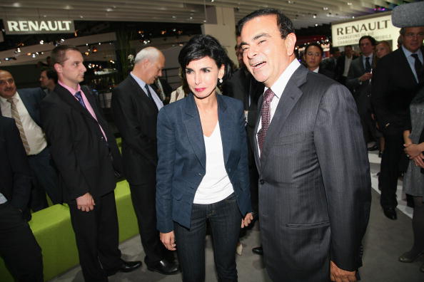 Rachida Dati et Carlos Ghosn assistent à la présentation par Renault de la voiture officielle du Festival de Cannes, en 2010. (Julien M. Hekimian/Getty Images)