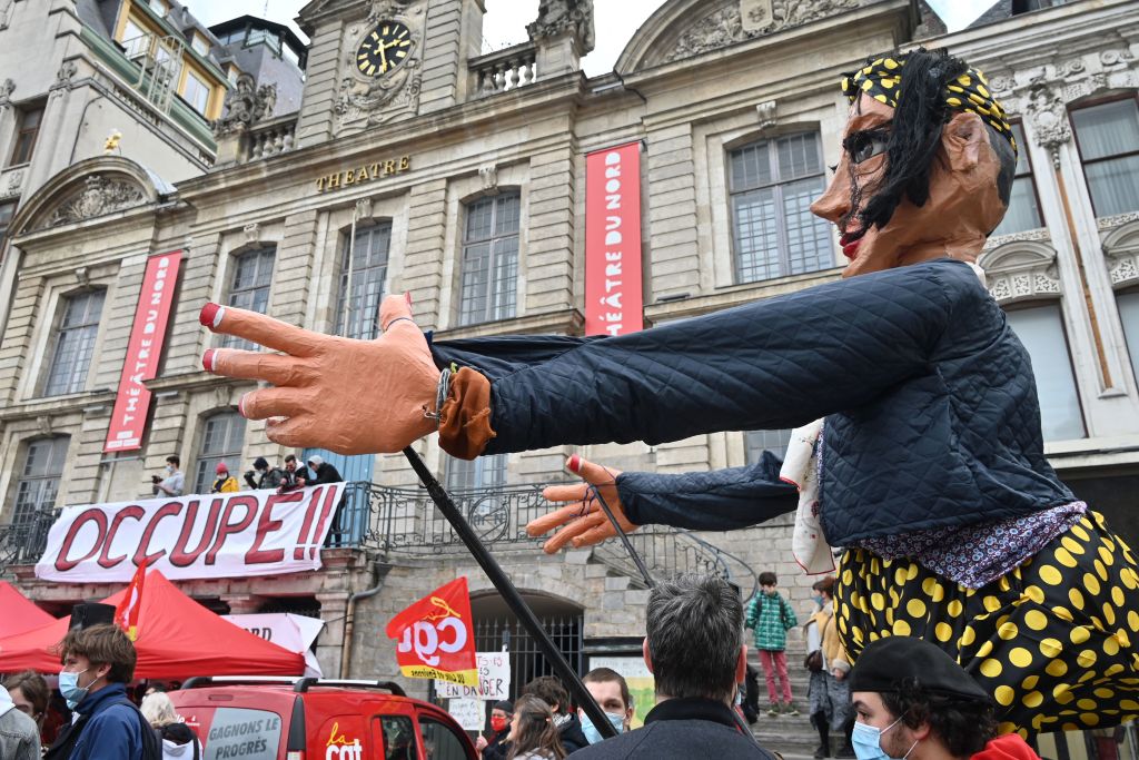 Assurance chômage : plusieurs centaines d'intermittents du spectacle protestent devant l'Unédic à Paris